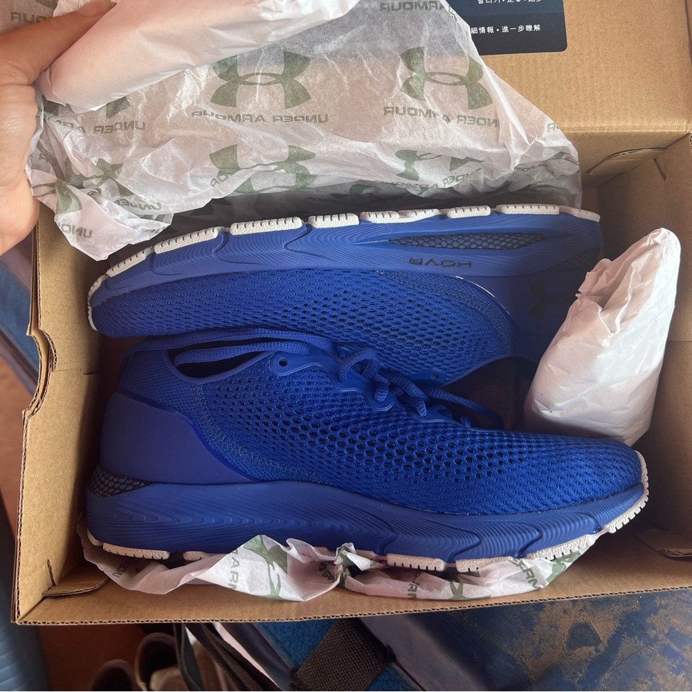 Mens Under Armour HOVR Sonic 4 Size 9.5 Brand new in box. Never worn.